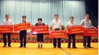 2011年6月，集團董事長梁林青在“廣東扶貧濟困日”活動中捐款100萬元。此項活動廣東堅基集團每年均有捐贈。