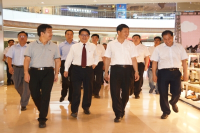 全國人大代表、廣州人大常委會主任陳建華到河源市商業中心調研