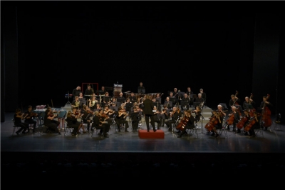 堅(jiān)基演藝丨一場(chǎng)“看得見(jiàn)”的音樂(lè)盛宴點(diǎn)亮金秋，奏響悠揚(yáng)完美旋律