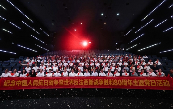 9月3日，由團(tuán)市委、市工商聯(lián)、市非公經(jīng)濟(jì)組織黨委、永安社區(qū)黨總支聯(lián)合主辦，堅(jiān)基商圈黨委、堅(jiān)基集團(tuán)黨委承辦的紀(jì)念中國(guó)人民抗日戰(zhàn)爭(zhēng)暨世界反法西斯戰(zhàn)爭(zhēng)勝利80周年主題黨日活動(dòng)在堅(jiān)基購(gòu)物中心舉行。市委統(tǒng)戰(zhàn)部副部長(zhǎng)（兼）、市工商聯(lián)黨組書(shū)記、常務(wù)副主席郭軍陽(yáng)，團(tuán)市委副書(shū)記梁奕龍，市工商聯(lián)黨組成員、副主席、市非公黨委副書(shū)記陳遠(yuǎn)添及來(lái)自團(tuán)市委、市非公黨委、永安社區(qū)、堅(jiān)基商圈的黨員、團(tuán)員、群眾代表齊聚堅(jiān)基購(gòu)物中心中